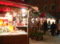 クラフトを扱うマーケットの屋台