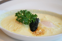 クイーンズグリルの朝食で食べた「シェリードエッグのキャビア添え」