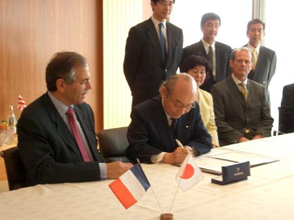日本郵船名誉会長・根本氏とアトランティック造船所会長ポワシエ氏による引渡し調印式
